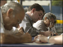 Venezuelanos votam sobre futuro de Chávez