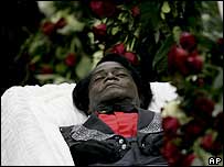 Caixão aberto com o corpo de James Brown