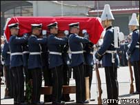 Cadetes militares acompanham o caixão de Pinochet, no funeral na Academia Militar, em 12 de dezembro