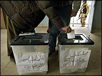 Musul'da oy kullanan bir Iraklı