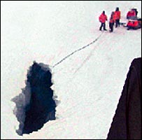 Membros da expedição na Antártidan tentam alcançar os dois homens que caíram na fenda (fotos: Força Aérea Chilena)