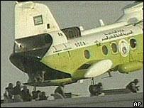 Helicóptero deixa agentes no telhado de edifício