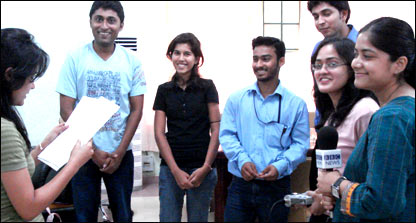 केआईआईटी भुवनेश्वर में बीबीसी संवाददाता के साथ युवा