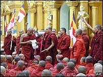 Các nhà sư nói chuyện với công chúng