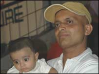  محمد قاسم اپنی بچی کے ہمراہ 