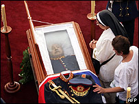 Admiradores de Pinochet prestam tributo ao general morto