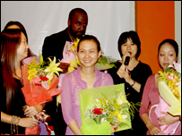 Nhà thơ Roger Robinson từ Anh và bốn nhà thơ nữ Vi Thuỳ Linh, Nguyệt Phạm, Phương Lan và Thanh Xuân 