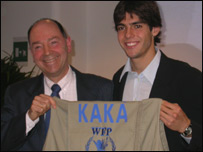 Kaká recebe o colete do diretor-executivo do Programa Mundial de Alimentos, John Powell