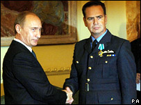 Sq Ldr Keith Hewitt receives his award from the president