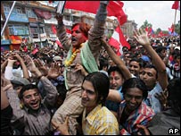 Manifestantes comemoram volta do Parlamento