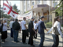 Tiflis'te Rus Büyükelçiliği önünde protesto gösterisi