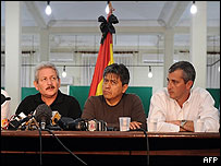Da esquerda para a direita, os prefeitos bolivianos Rubén Costas, de Santa Cruz, Mario Cossío de Tarija, e o presidente do Comitê Cívico de Santa Cruz, Branko Marinkovic