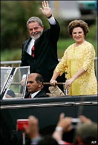 Luiz Inácio Lula da Silva e a primeira-dama Marisa, durante cortejo em Brasília