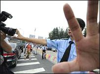 Các nhà báo bị cảnh sát Trung Quốc ngăn cản, không cho chụp hình người phản đối Olympics, 13/08/08