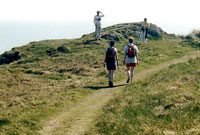 Cerddwyr yn Llanddwyn