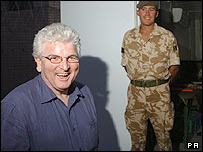 دز براون در میان سربازان بریتانیایی در هلمند