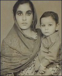 वीरेंद्र सहवाग अपनी माँ के साथ