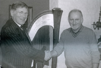 Bryn Davies yn llongyfarch Penri Roberts ar ei swydd newydd fel Cofiadur I Orsedd y Beirdd Eisteddfod Genedlaethol Cymru.