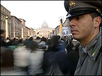 Policial coordena fila em Roma após reabertura