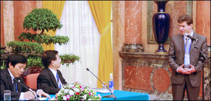 GS Kolotov nói chuyện bằng tiếng Việt với chủ tịch Nguyễn Minh Triết