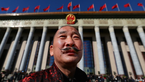 中国第12届全国人大代表在人民大会堂前