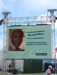 Dymuno pen-blwydd hapus