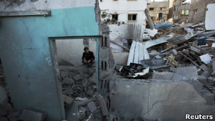 Palestino checa estragos de bombardeio em casa 