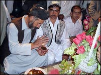 يو تن چې د زوم پر لاس نکريزې ږدي