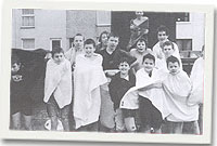 Criw wedi eu lapio mewn tywelion wedi mentro i'r Fenai