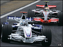 لویس همیلتون (پشت) و نیک هایدفلد