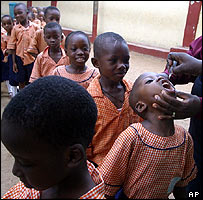 Crianças recebem vacina contra poliomielite na Nigéria
