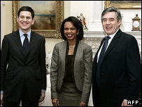 از راست به چپ: گوردون براون نخست وزیر بریتانیا، رایس و میلیبند