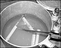 seringas sendo esterilizadas em água quente