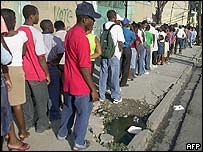 Haitianos se cadastram para a eleição