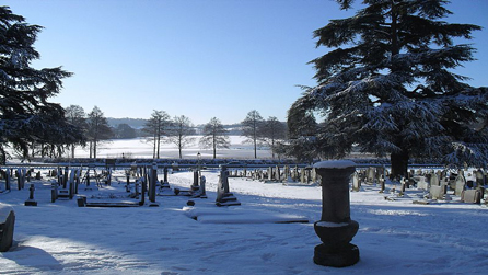 Eira yn Eglwys St Chad, Hanmer (h:Eglwys St Chad)