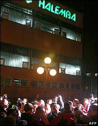 Familiares dos mineiros em Halemba, na Polônia