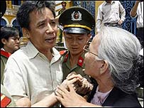 Ông Lê Nguyên Sang và mẹ