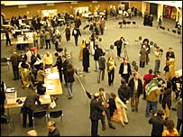 Londra'da oy kullanan Iraklılar