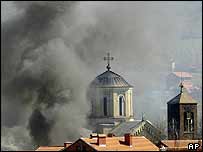 Kosova'da yanan bir Sırp kilisesi