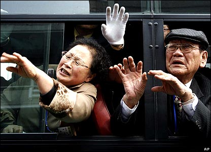 Warga Korea Selatan mengucapkan selamat berpisah setelah pertemuan pertama mereka dengan kerabat dari Korea Utara dalam kurun lebih dari 50 tahun ini.