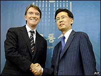 Ông Kim Hyun-Chong và ông Peter Mandelson