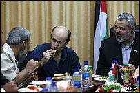 آلن جانستون در کنار اسماعیل هنیه و محمود الزهار