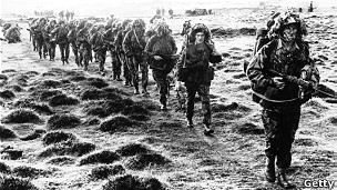1982年5月底，英軍重奪福克蘭群島的戰役進入關鍵時刻。
