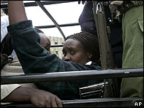 Cảnh sát hộ tống người tỵ nạn ra khỏi Naivasha