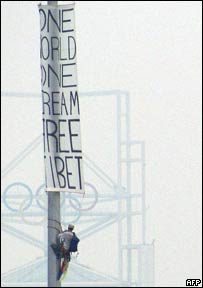 Faixa diz: "Um mundo, um sonho, Tibete livre"