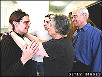 جيل کارول پس از آزادی در کنار خواهر و والدينش