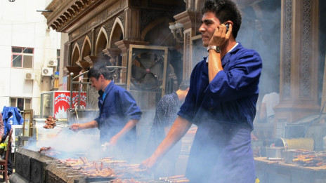 喀什城内某烤肉摊的小贩