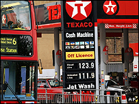 Londra'da bir benzin istasyonu