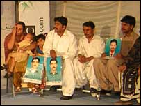  جیئے سندھ قومی محاذ  کے گمشدہ کارکن مظفر بھٹو کے اہلِ خانہ