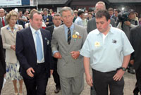 Tywysgod Charles yn cael ei ffilmio gan y cyfryngau